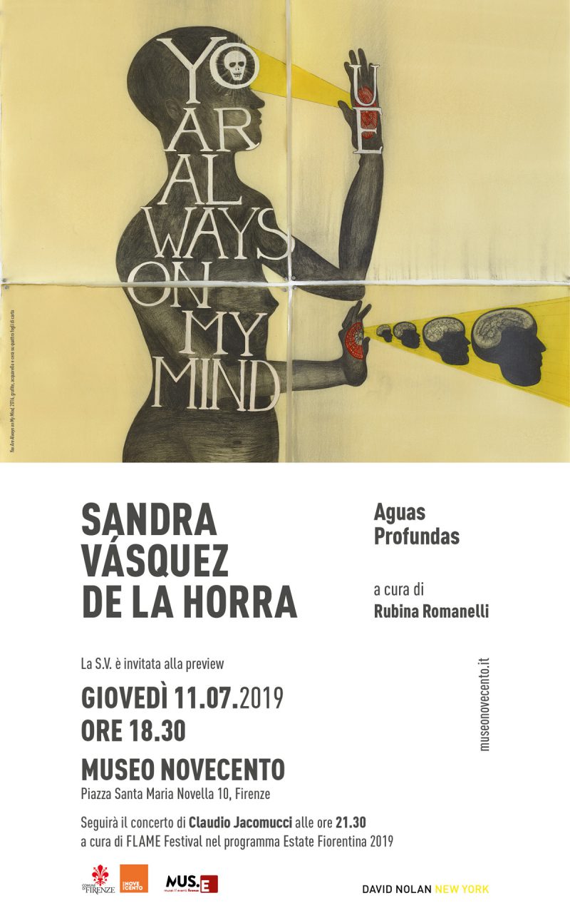 COMUNICATO STAMPA MUSEO NOVECENTO SANDRA VASQUEZ DE LA HORRA AGUAS PROFUNDAS A cura di Rubina Romanelli Inaugurazione: 11 Luglio, ore 18:30 Date mostra: 12 Luglio – 17 Ottobre 2019 Il Museo Novecento inaugura la prima mostra personale in un museo italiano dell’artista Cilena Sandra Vásquez de la Horra (Viña del Mar, Cile, 1967), a cura di Rubina Romanelli. La mostra, all’interno dello spazio ROOM, prosegue il ciclo di mostre di artiste donne iniziato con Maria Lai e successivamente con il duo Goldschmied & Chiari. Vásquez de la Horra ha studiato con Jannis Kounellis e Rosemarie Trockel e ha vinto premi importanti come il Prix de dessin Daniel & Florence Guerlain. L’esposizione al Museo Novecento è un’occasione unica per osservare un corpus di lavori appartenenti alla produzione degli ultimi anni. Inoltre, alcune opere sono state realizzate appositamente per l’occasione, dopo che l’artista si è lasciata ispirare dalle opere di Mario Sironi presenti nella collezione permanente. Sandra Vásquez de la Horra lavora col medium del disegno che immerge poi nella cera e da questa è per sempre “sigillato”, conferendogli una pelle traslucente ed un senso di profondità. Le potenti immagini che abitano i suoi lavori provengono dall’inconscio, dalla memoria, da una ricerca trasversale interculturale, da una visione sincretica delle religioni e da un suo approccio quasi antropologico verso il mondo. L’artista è cresciuta in una famiglia cattolica conservatrice durante la sanguinosa dittatura di Augusto Pinochet (1973- 1990). I suoi disegni hanno spesso come protagoniste delle donne o delle figure, che appaiono in un ambiente vuoto, senza sfondo, in posizioni o situazioni surreali o fantastiche, di rischio, talvolta erotiche. L’ampio vocabolario simbolico da cui attinge evoca anche la complessa storia Latino Americana, fatta spesso di scontri brutali e sottomissioni che drammaticamente perseverano tutt’oggi. I disegni, inchiodati direttamente alle pareti, nella loro nudità non lasciano scampo e si impongono allo spettatore spiazzandolo, imponendo un dialogo diretto e talvolta violento. Il suo stile e il suo vocabolario simbolico sono altamente riconoscibili. Mentre in passato ha lavorato su disegni di piccole dimensioni collocandoli sulle pareti in composizioni e giustapposizioni, nel lavoro più recente ha sviluppato grandi formati che vengono qui presentati insieme ai recenti sviluppi tridimensionali del suo lavoro: le “case” e i “leporelli”. Questi subiscono lo stesso trattamento dei disegni, vengono prima disegnati, poi immersi nella cera e hanno la caratteristica di unire due medium che raramente convivono: il disegno e la scultura. La prima casa è stata concepita partendo dalla memoria dell’abitazione modernista a Viña del Mar in cui l’artista abitò da bambina e che è ancora fonte di grande ispirazione. Al Museo Novecento viene presentato un ulteriore sviluppo del suo lavoro: la sua prima casa “aperta”, realizzata per questa mostra e nata ispirandosi a Mario Sironi di cui l’artista ha ammirato il lavoro durante il suo primo sopralluogo al Museo Novecento. Questa, diversamente dalle precedenti, è disegnata nel suo interno e simile ad un teatrino, con un uso cromatico decisamente più vario rispetto ai lavori del passato e ispirata, dice l’artista, anche dalla permanenza fiorentina e dai canoni prospettici rinascimentali. I leporelli, che consistono in fogli di carta piegati a fisarmonica, sono dei libri/sculture che verticalmente si annunciano al mondo. E’ presentata anche la piccola scultura “Yo soy Casa”, ultimissima produzione dell’artista e prima di una nuova serie mai esposta prima. In “Lazarus”, un Lazzaro dalle sembianze asiatiche ormai risvegliato che cammina affiancato da due cani, evoca il movimento migratorio cinese verso l’America Latina. Allo stesso modo il disegno “América sin fronteras” mostra una madre terra da cui entrano ed escono liberamente dei personaggi, in una fluidità di confini. “You are always on my mind” potrebbe fare riferimento alla famosa canzone degli anni ’70 interpretata anche da Elvis Presley e che parla di un amore nostalgico, o forse fa riferimento all’ossessione che coglie l’artista nella sua ricerca. “Aguas Profundas” rappresenta un uomo che cade a capofitto, un salto pindarico o, forse, il destino ignoto verso cui ognuno di noi è costretto ad andare; potrebbe anche metterci davanti a un frammento di quell’oscuro momento della storia in cui i prigionieri, chiamati poi desaparecidos, venivano lanciati ancora in vita dagli aerei. Sicuramente è desiderio di Sandra Vásquez de la Horra andare più a fondo, alla ricerca di significati, nelle acque profonde.